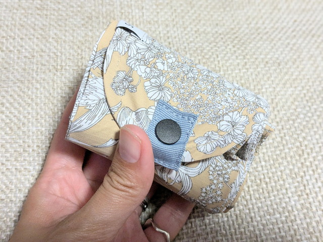 marnaのある暮らし 折りたたんだシュパット×リバティバッグを手に持ったアップ写真