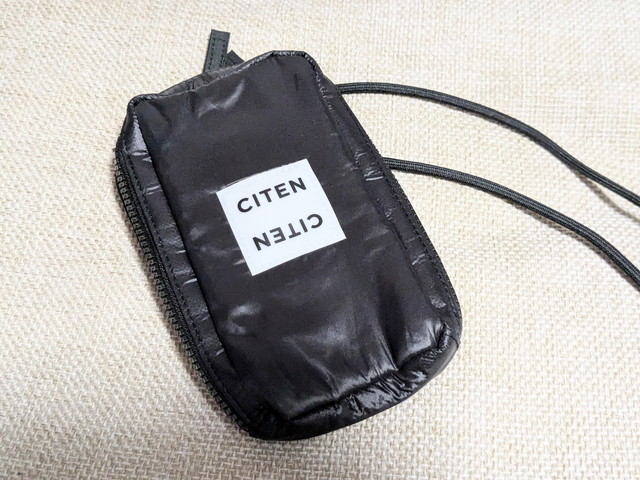 CITENスマホショルダーバッグ単体、ロゴタグとストラップの写真