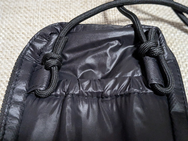 ショルダーストラップの結び目部分をアップで見せた写真