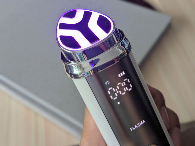 Deep BoostのPLASMAモードを使用している様子。ヘッド部分が紫色に点灯している