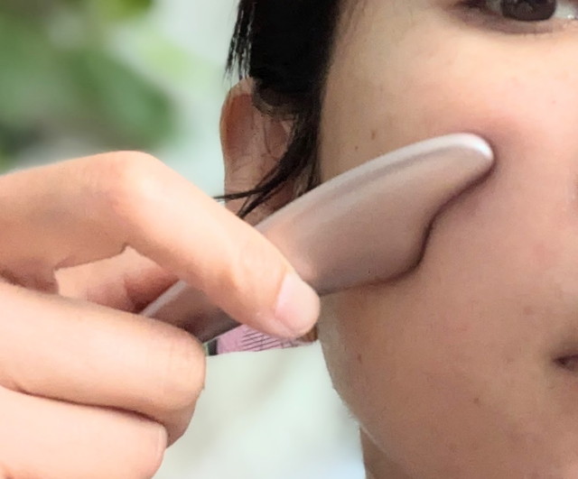Brighte FACE HEART POINTERのカッサ部分を頬に使用しているシーン