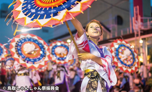 しゃんしゃん傘踊りの踊り手を写した写真