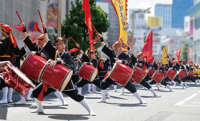 エイサーの太鼓演舞を写した写真
