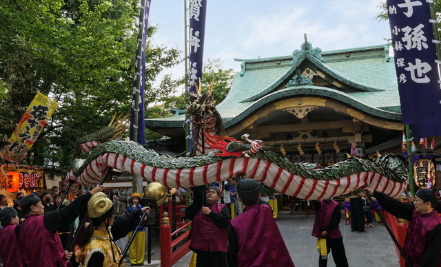 龍踊りの龍を持ち上げるパフォーマンスを写した写真