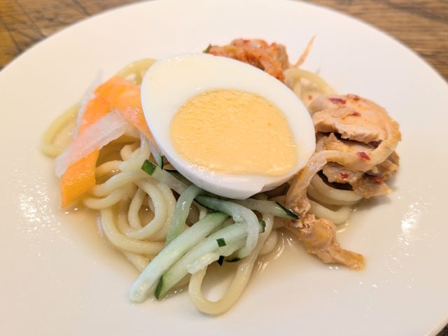 韓国風冷やし中華を盛り付けたところ