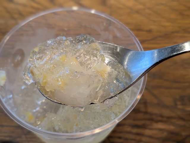 ひんやり塩レモンゼリーをスプーンですくったところ
