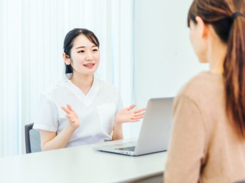 相談する女性