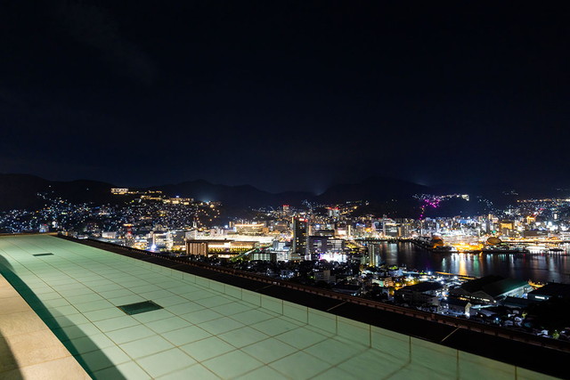 世界新三大夜景を眺めながら入れる夜のインフィニティ風呂