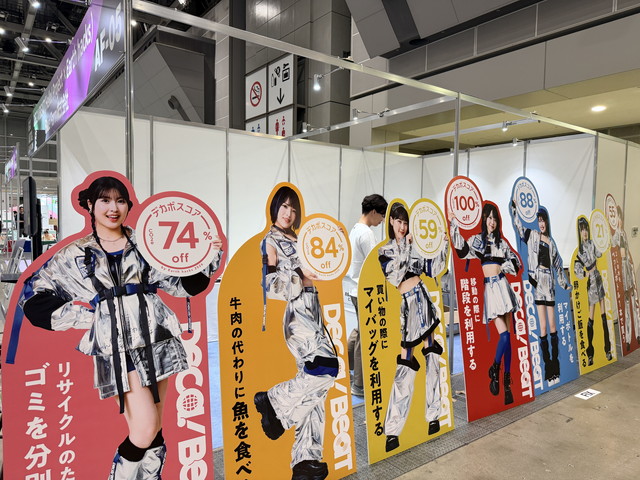 デカボスコアをテーマにしたキャラクターパネル展示を写した写真