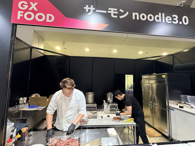 サーモンnoodle3.0のブースで調理する様子を写した写真