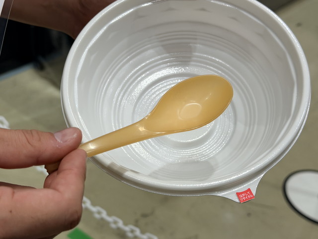 繰り返し使えるラーメン容器とスプーンを写した写真