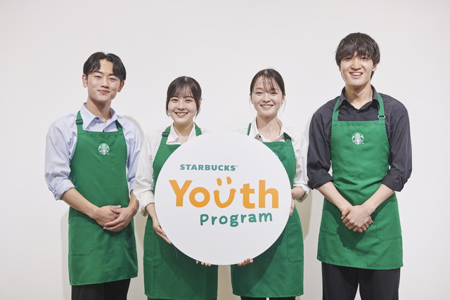 Starbucks Youth Programのボードを持つスターバックスのパートナー