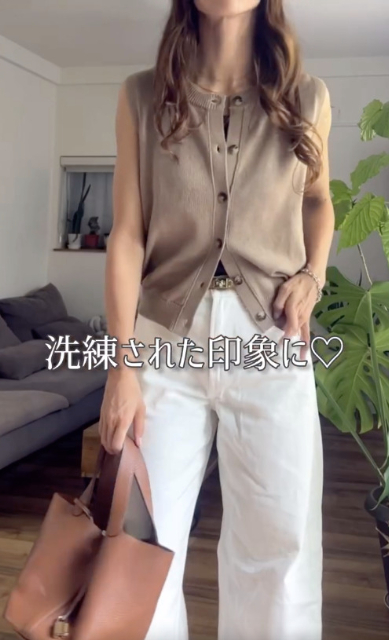 フロントボタンセーターを着たコーデ
