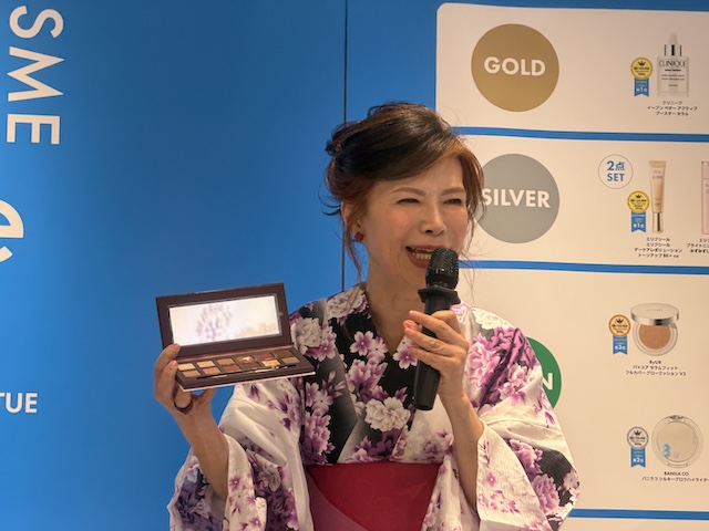 エクスプローラ 12色動物アイシャドウパレットを紹介する爛々・萌々さん