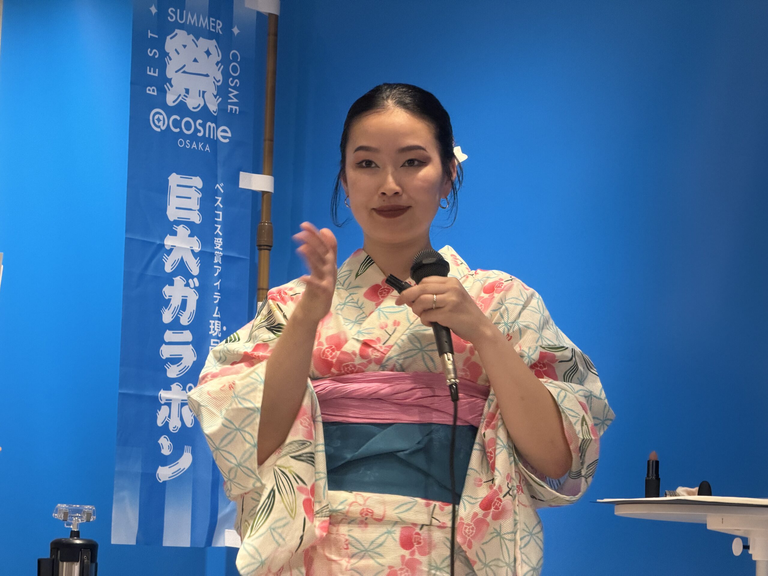 萌々さんも早速試し塗り。パッと華やぎました。