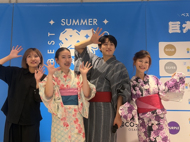 浴衣姿の3人とMCが手を振る様子