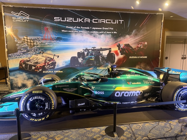 会場に展示されたAston Martin Aramco Formula One Teamの2026年型マシン「AMR26」