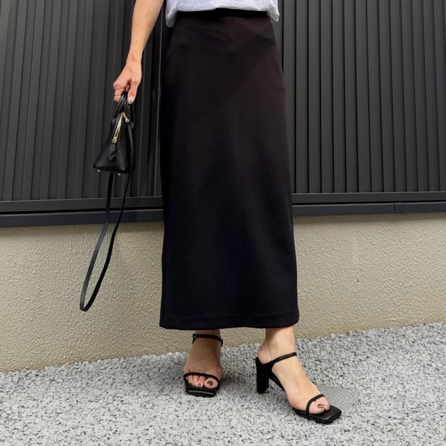 UNIQLO「クレープジャージーナロースカート」