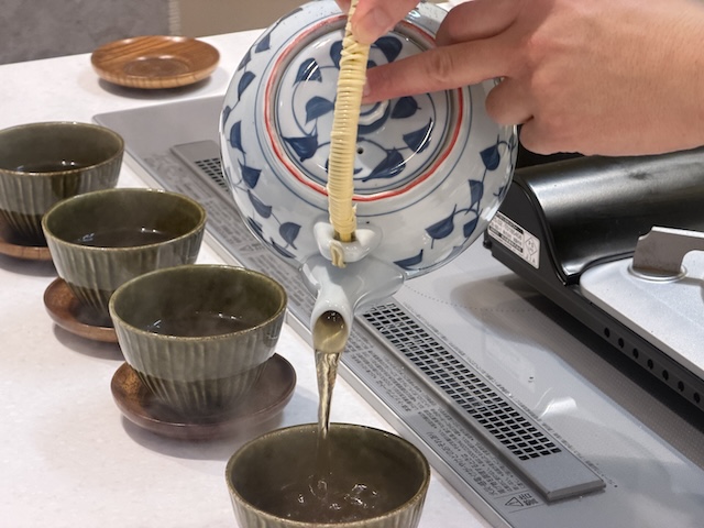 湯呑みにほうじ茶を注ぐ様子