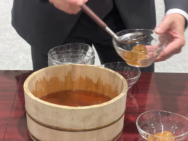 目の前で仕上げるできたてのわらび餅