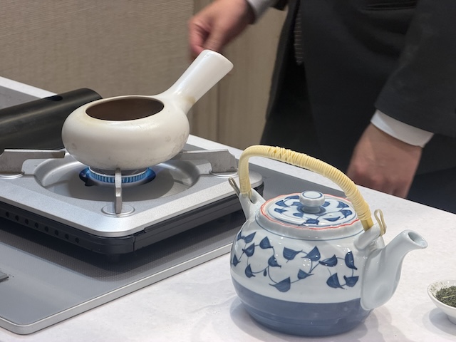 焙烙で目の前でほうじ茶を炒る様子