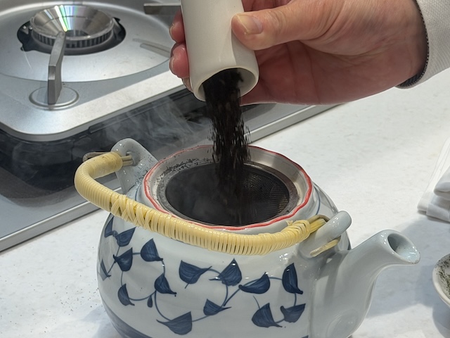 急須に茶葉を入れる様子
