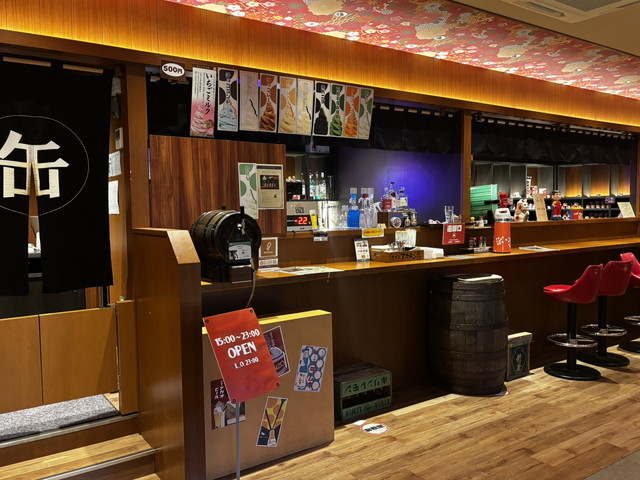昭和レトロな雰囲気の「缶詰BAR」のカウンター