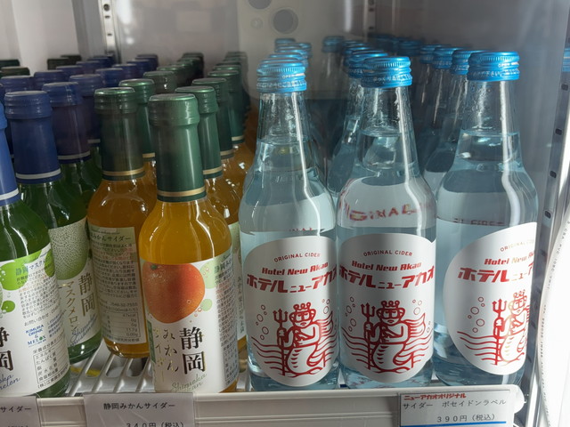 ホテルオリジナルサイダーなどが並ぶドリンク冷蔵庫