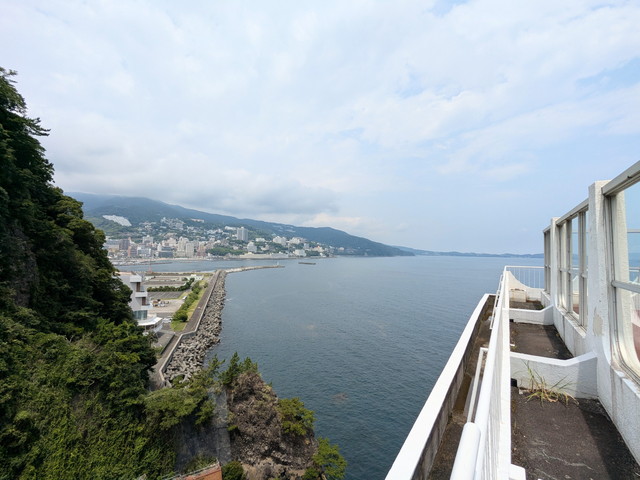 客室のテラスから見た熱海の海岸線と街並み