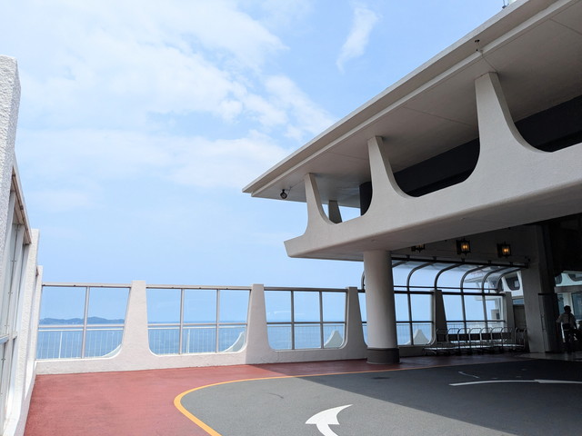 海を望むテラスとホテル建物の外観