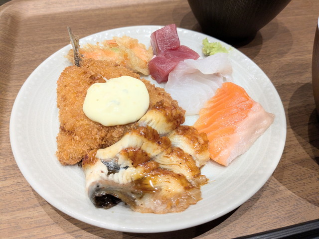 刺身やアジフライ、うなぎの蒲焼きが盛られた皿