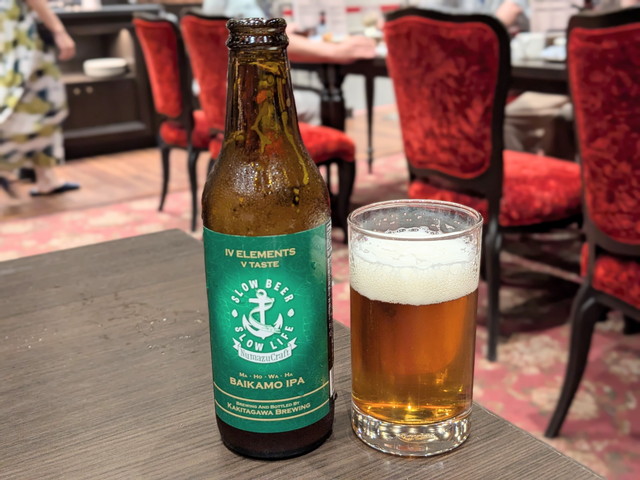 クラフトビールのボトルとグラス