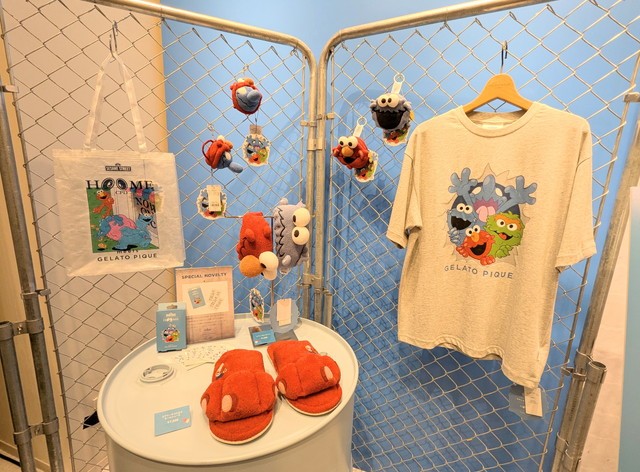 トートバッグやTシャツなどのグッズ展示
