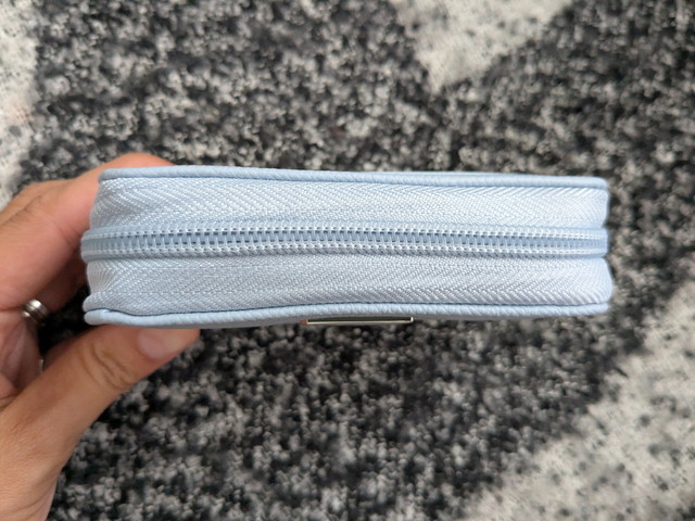 ICE BLUE側面のマチとファスナーのアップ写真