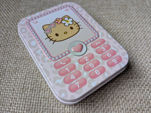 携帯電話デザインの缶ケースのアップ写真