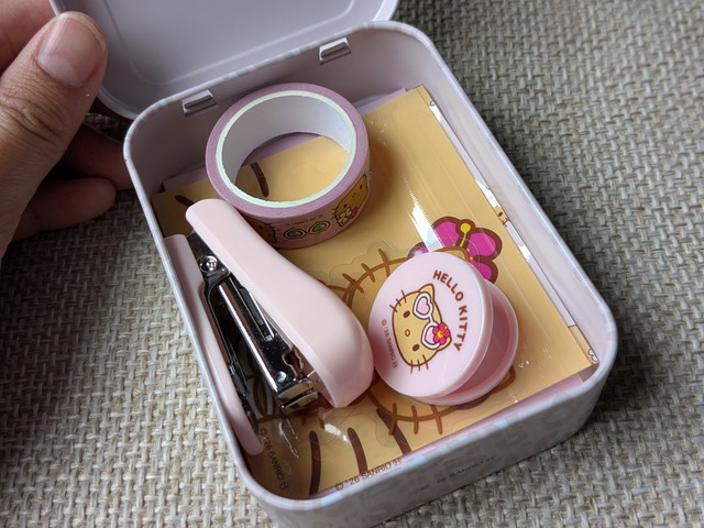 缶ケースに文具を収納した状態のアップ写真