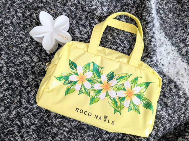 ROCO NAILSのイエローポーチとヘアクリップを並べたアップ写真