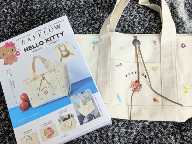 BAYFLOW × HELLO KITTY 刺繍ロゴトートバッグ BOOKの表紙とトートバッグを並べた全体写真