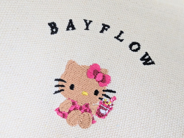 バッグ前面に刺繍された日焼けハローキティのアップ写真