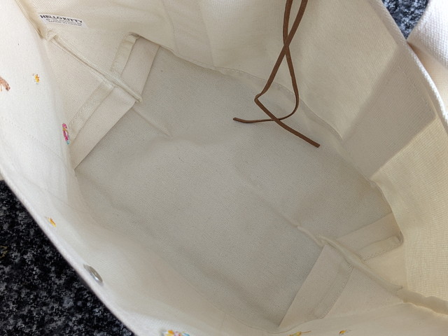 トートバッグ内側のポケットと開口部を写した写真