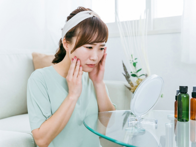 肌の調子に不安を感じている日本人女性