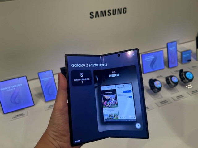 手に持った状態のGalaxy Z Fold8 Ultra