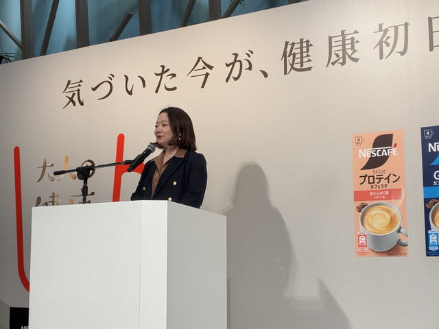 発表会で新シリーズについて説明するネスレ日本の都間友紀子さん