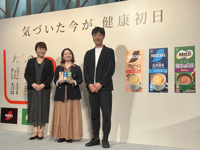 「大人の健康計画」シリーズを手にする登壇者3人
