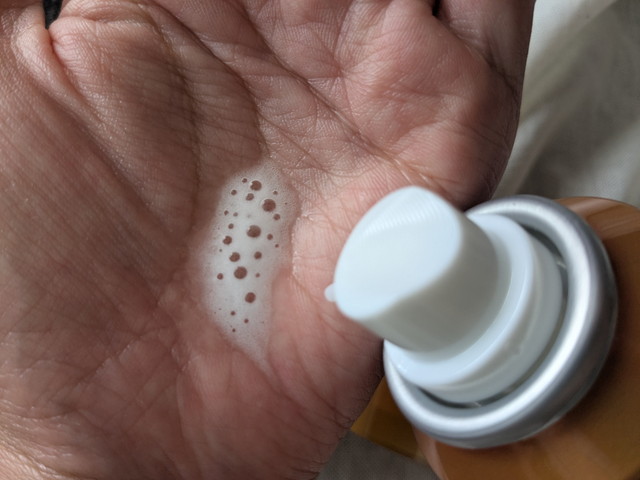 ヘッドスパ ヘアグロースセラムを手のひらに出した白い炭酸泡