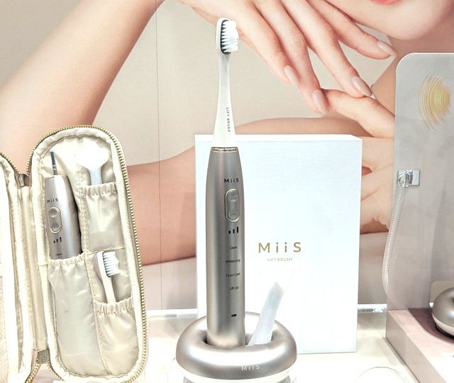 MiiS ミーズ リフトブラシの本体とスタンド、ポーチの展示