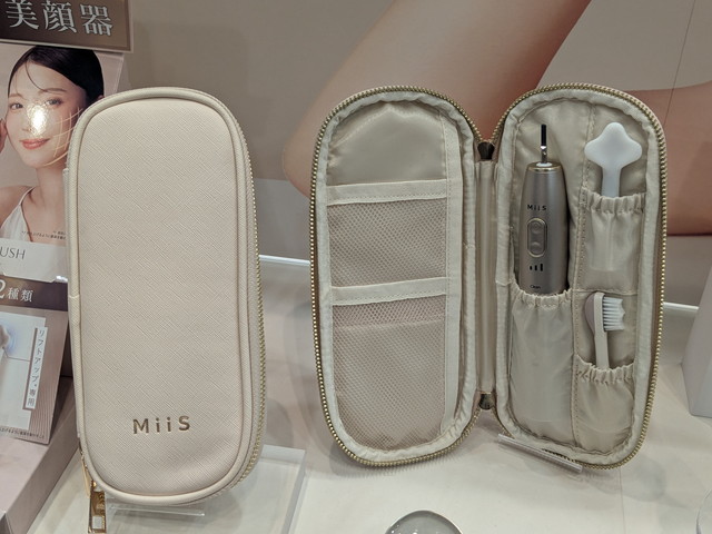 MiiS ミーズ リフトブラシの専用ポーチを開いた様子。本体とヘッドが収納されている