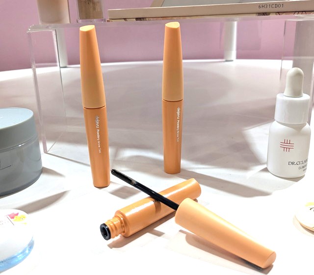 デジャヴュ パウダリーブロウティントのオレンジ色の容器3本と開けたブラシ