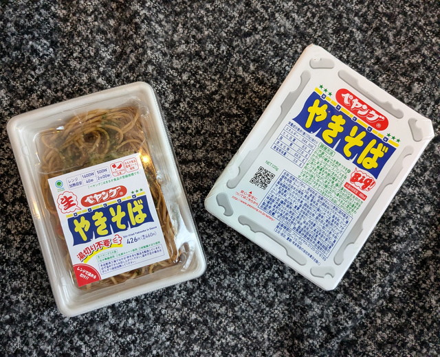 ファミマの生ペヤングソースやきそばとペヤングソースやきそばを並べた様子
