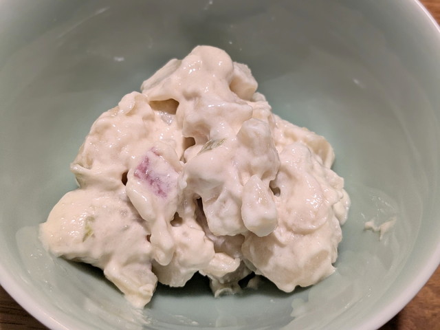 ポテサラ わさビーフ味を器に盛った様子。ごろっとしたじゃがいもとボロニアソーセージが入ったポテトサラダ